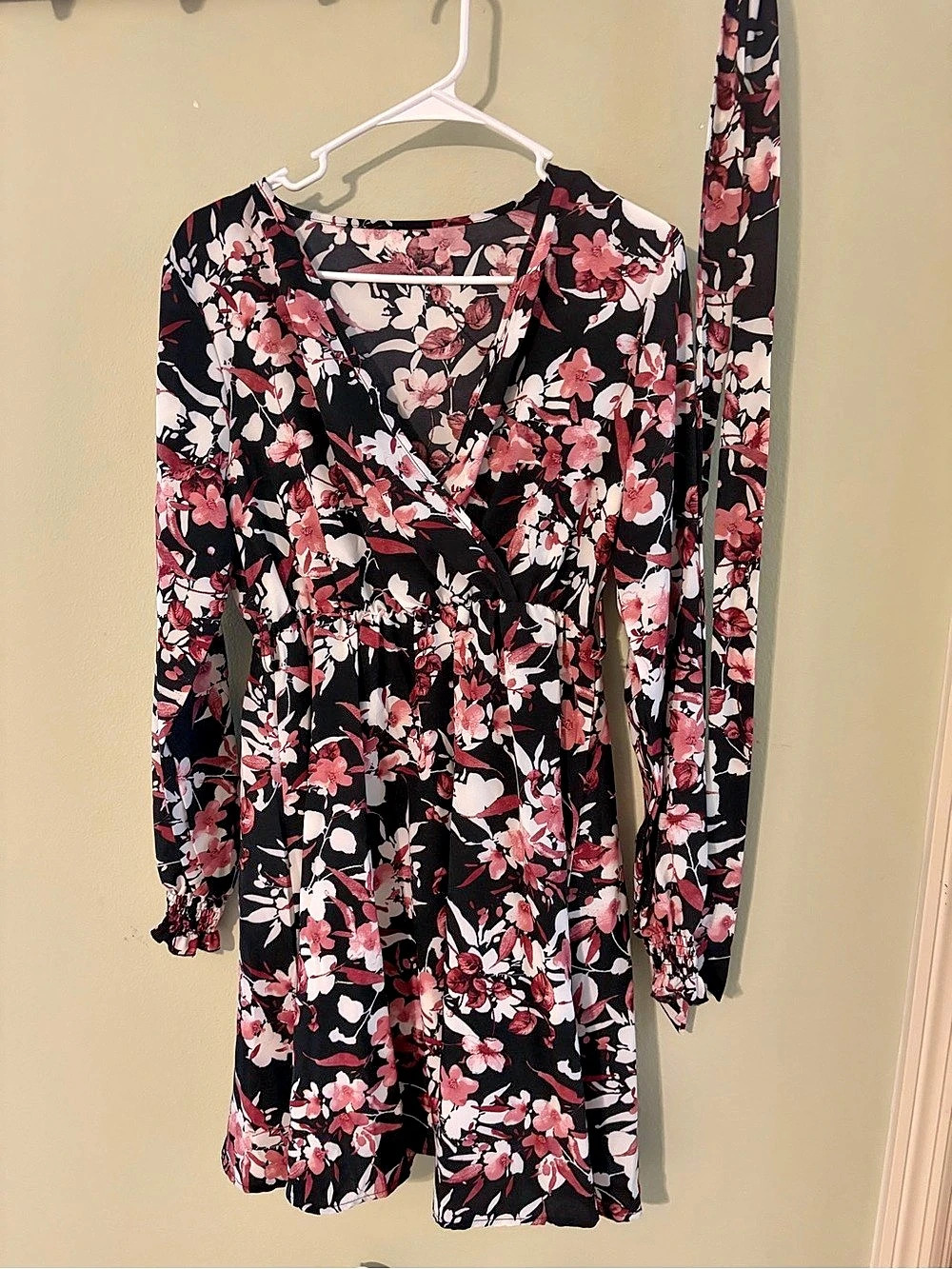 Floral long sleeved mini Dress in Black & Pink Like New
